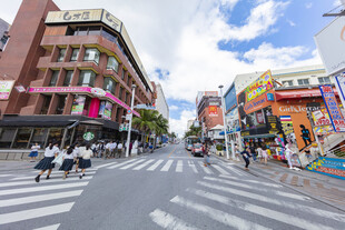 城市繁华街道景象
