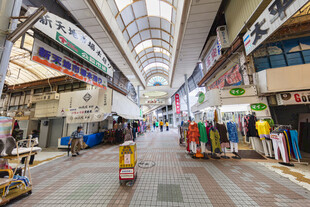 热闹的室内商业街场景
