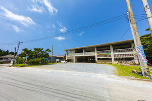 户外停车场与多层建筑