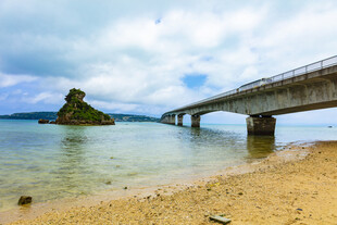 海边长桥与小岛美丽景致