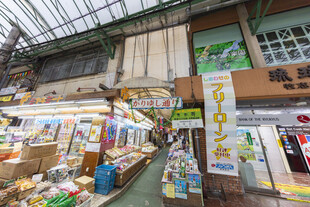 热闹的室内集市场景
