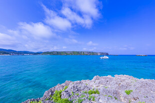 碧海蓝天的海岛风光