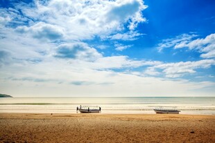 海边沙滩上的悠闲景象