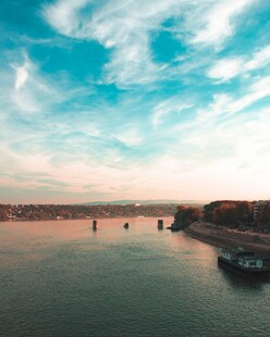 河畔蓝天美景