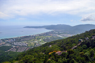 俯瞰山海间的翠绿景致