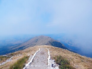 山间小径通往远方美景