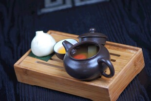 古朴茶具置于木质托盘上