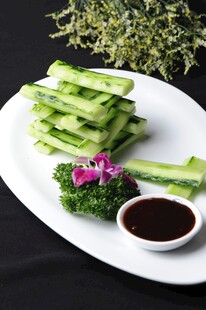沾酱黄瓜