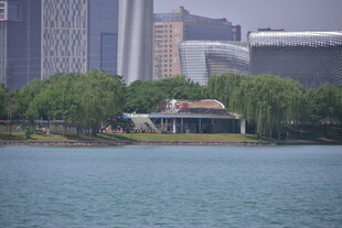 湖畔城市风光与建筑景观