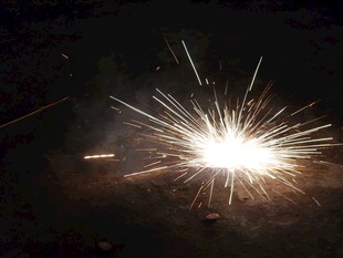 夜空中闪耀的绚烂火花