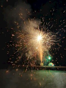 夜空中绚烂的烟花绽放