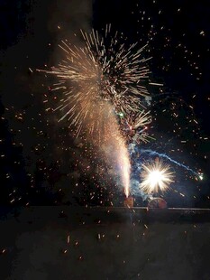 夜空中绚烂的烟花绽放