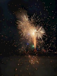 夜空中绚烂绽放的烟花