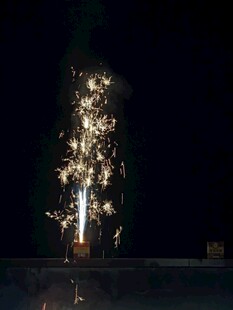 夜空中绚烂的烟花绽放