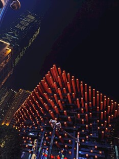城市夜景中的红色装饰建筑