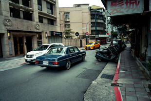 城市街道上行驶的出租车