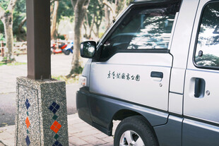 路边停放的银色厢式面包车