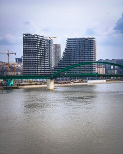 河畔高楼与绿色桥梁景观