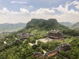 山间古建筑群俯瞰美景
