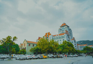 河畔多彩建筑风景如画