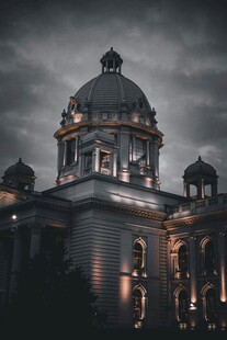 夜幕下的宏伟古典建筑