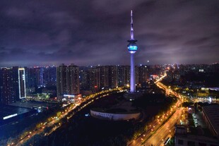 城市夜景中的高耸电视塔
