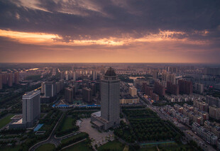 城市黄昏天际壮美景观