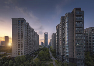 夕阳下的城市住宅区景观