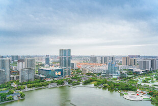 城市湖畔现代建筑群景