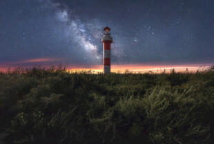 夜幕下的灯塔与璀璨星空