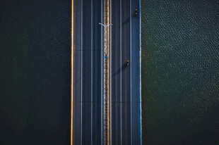 高空俯瞰的空旷公路