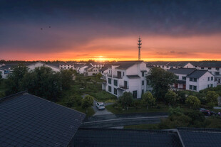 夕阳下的宁静住宅区