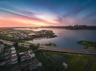 湖畔城市日落美景