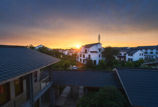夕阳下的小镇建筑景观