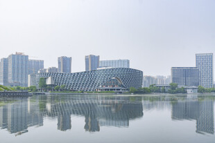 湖畔现代城市建筑景观