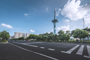 宽阔城市道路与蓝天白云