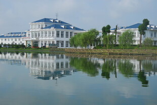 湖畔欧式建筑倒影美景