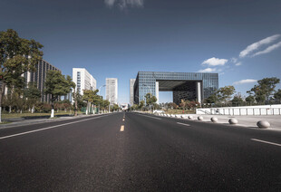 宽阔城市道路与现代建筑