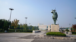 城市广场中的雕塑景观