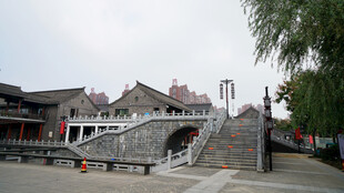古桥旁的中式传统建筑景观