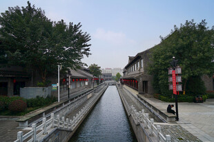 古巷小河畔的静谧风光