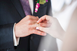 新人婚礼上手部戒指特写