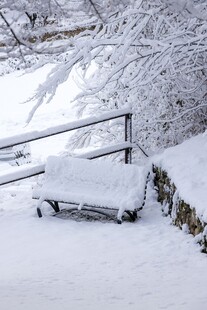 雪覆长椅与栏杆的冬日景致