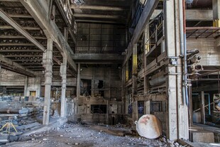 废弃工厂内部破败景象