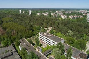 森林中的废弃建筑群