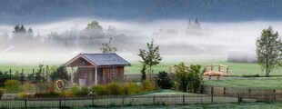 雾中乡村小屋美景