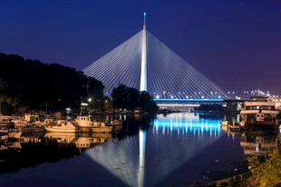 城市桥梁夜景璀璨倒影