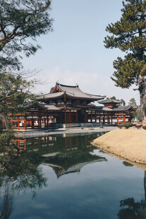 日式古典建筑与宁静水景