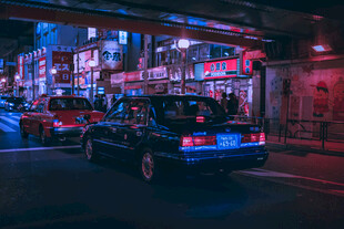 霓虹灯下的城市夜车