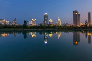城市夜景湖面倒影